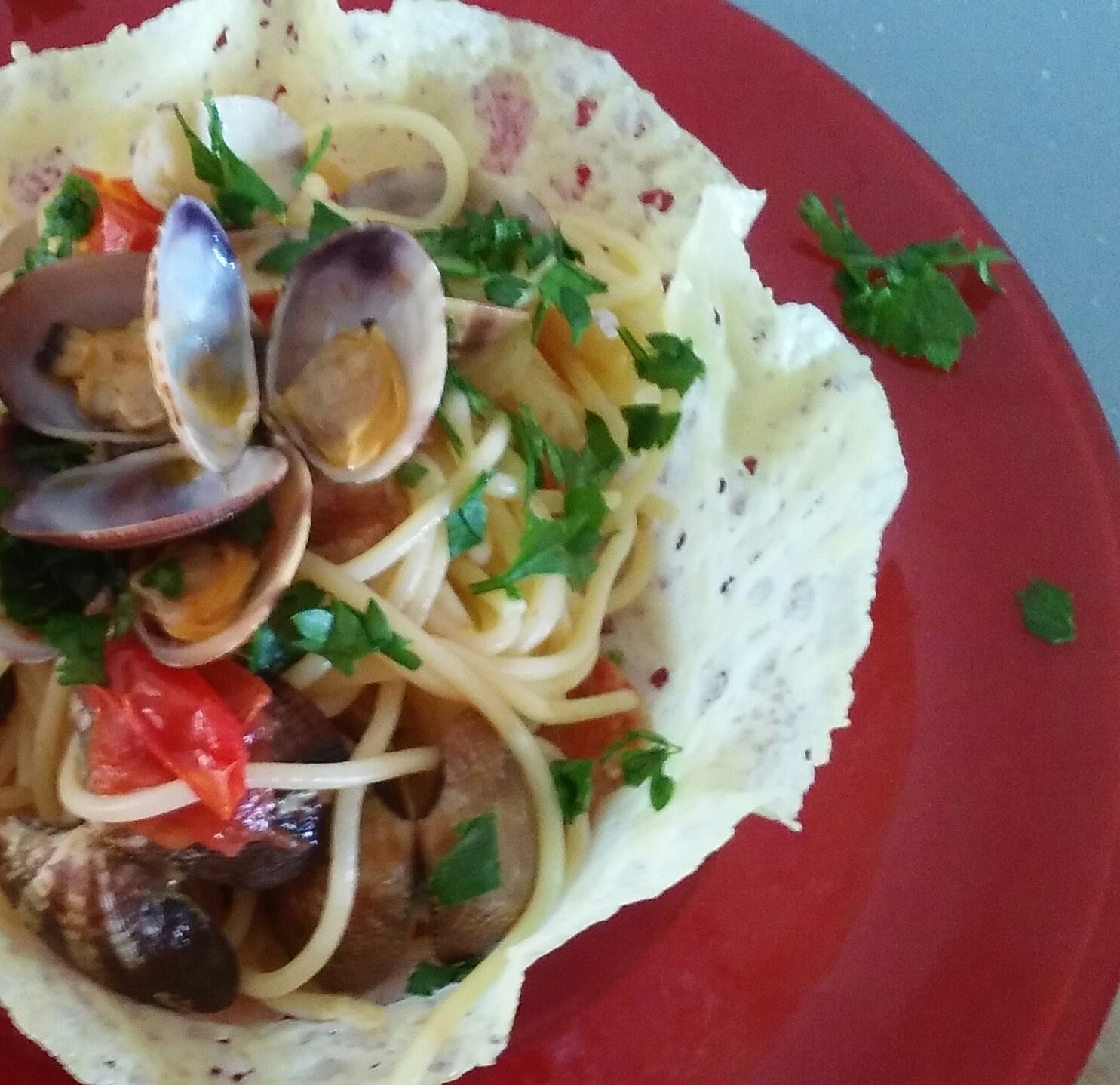 spaghetti con le vongole in crosta di parmigiano