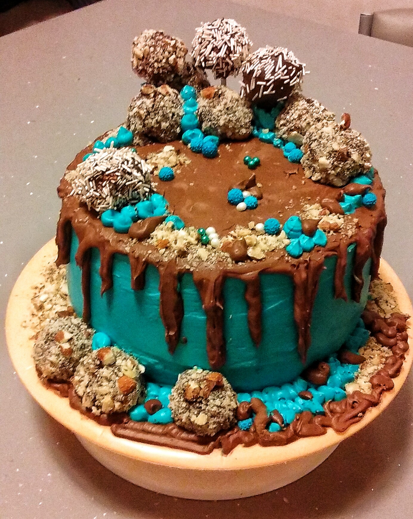 DRIP CAKE AL CACAO MANDORLE E NOCCIOLE