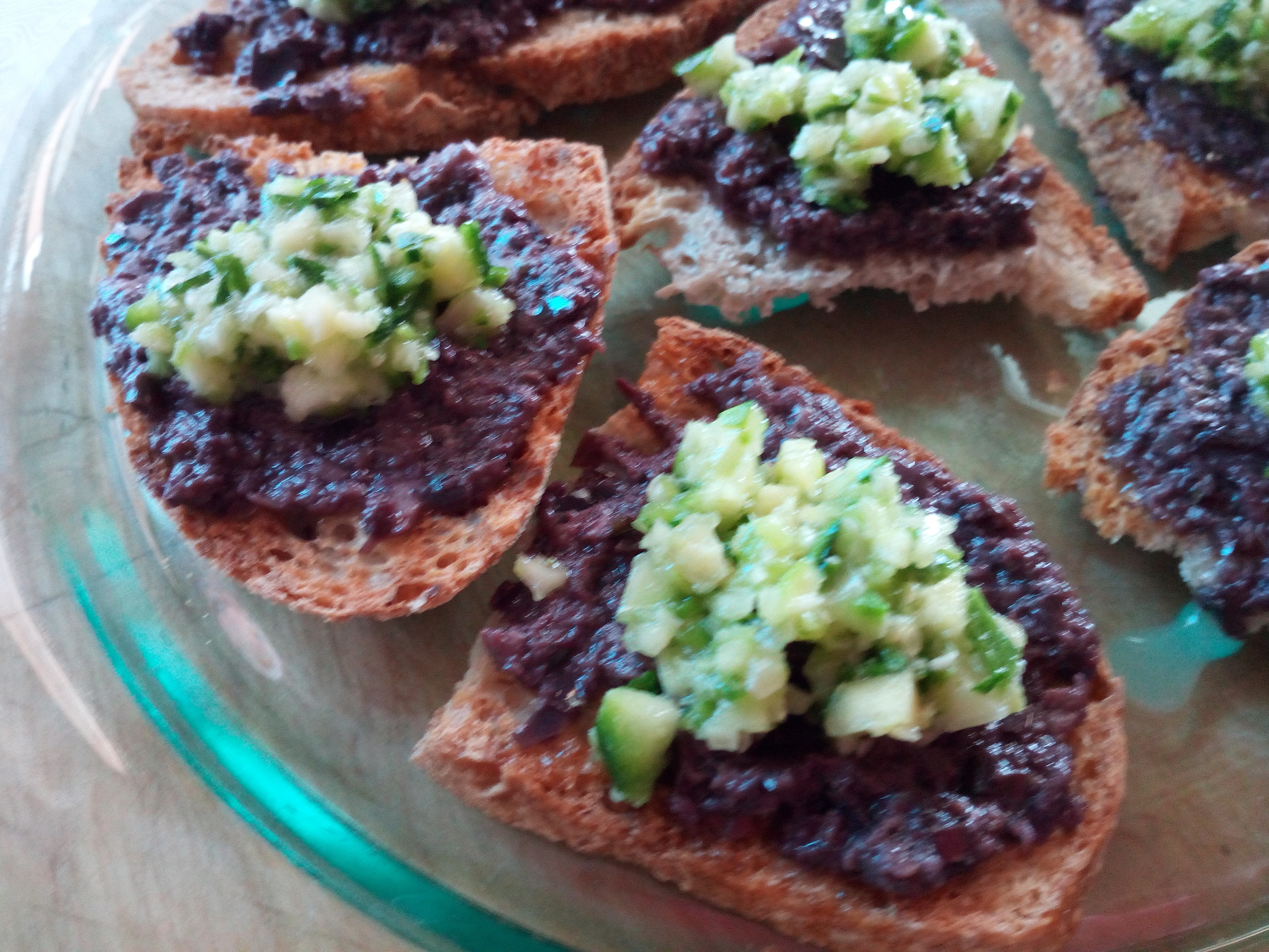 BRUSCHETTE CON PATE' DI OLIVE E ZUCCHINE