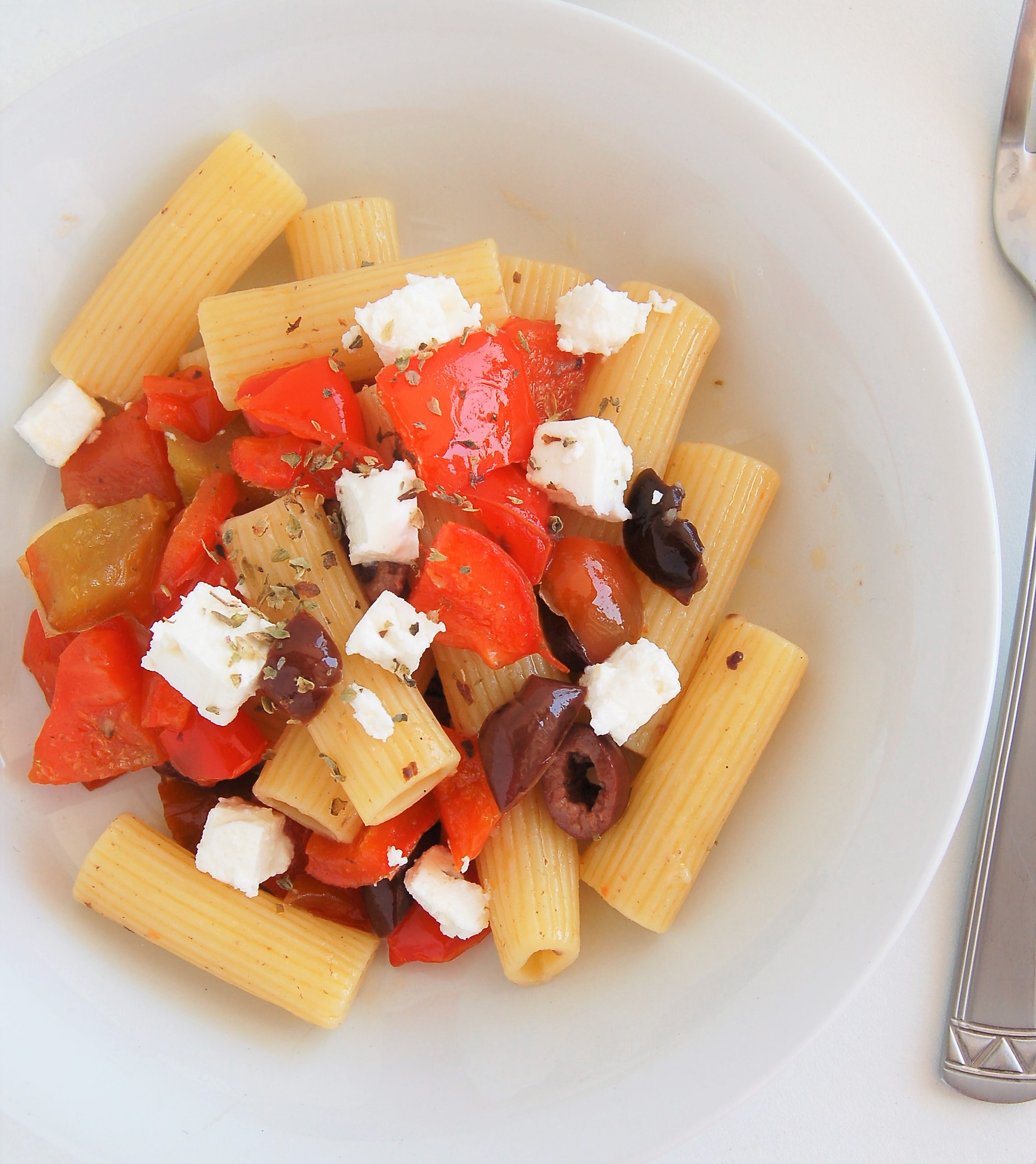 RIGATONI FREDDI CON PEPERONI FETA E OLIVE NERE