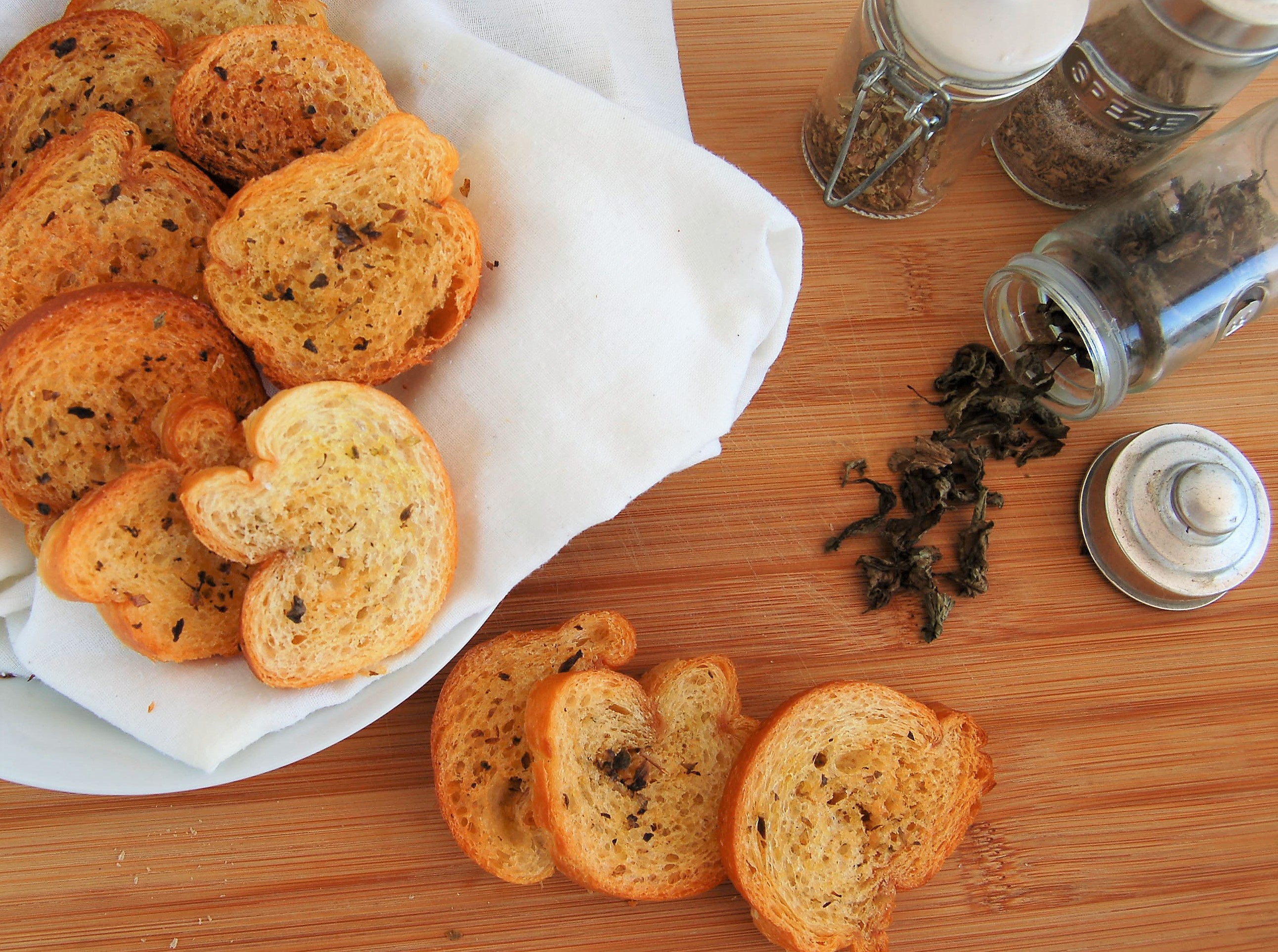 CROSTINI DI PANE DORATI ALL' ORIGANO