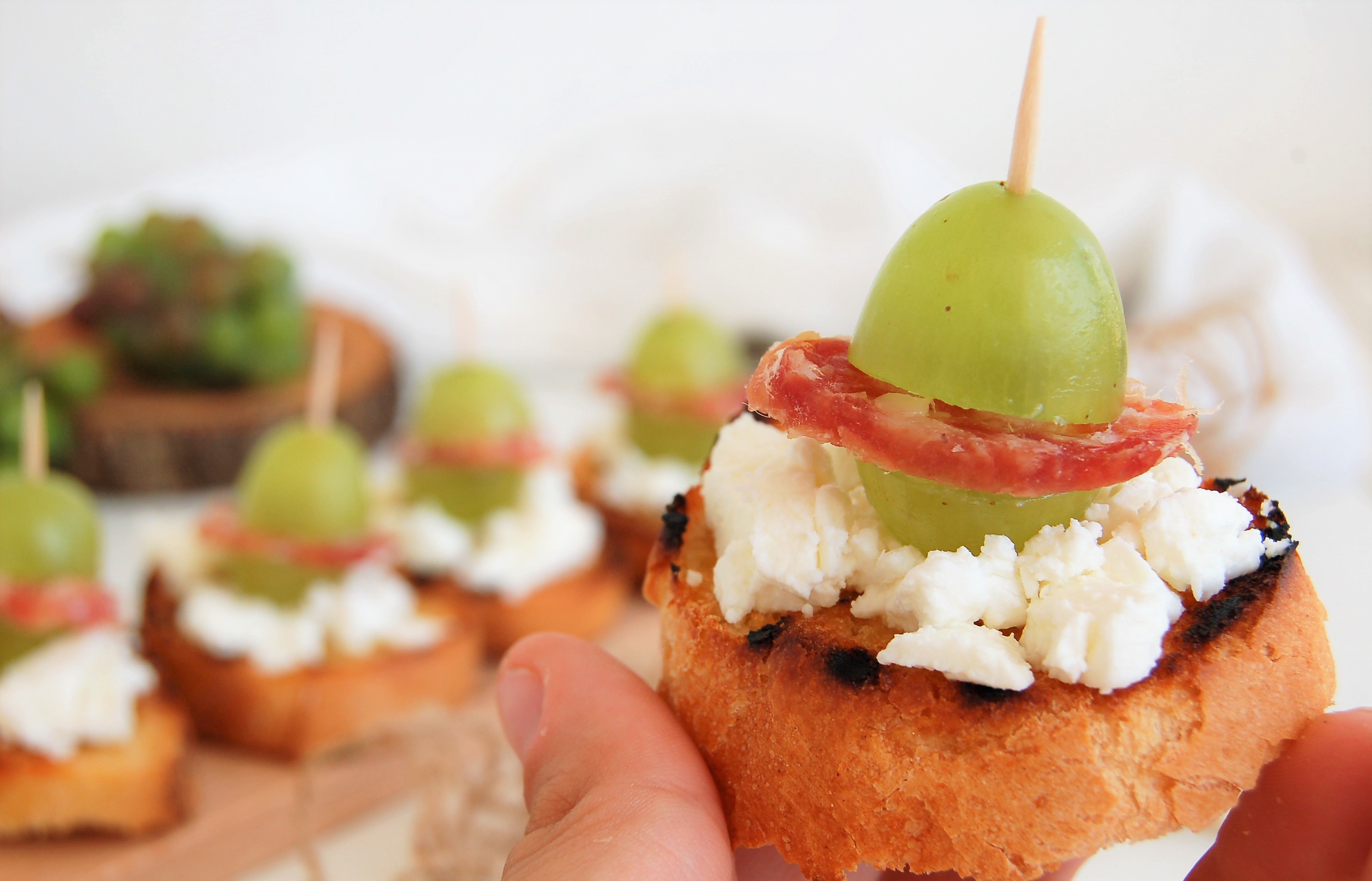 BRUSCHETTE ALL'ORIGANO CON RICOTTA SALATA UVA E SALAME