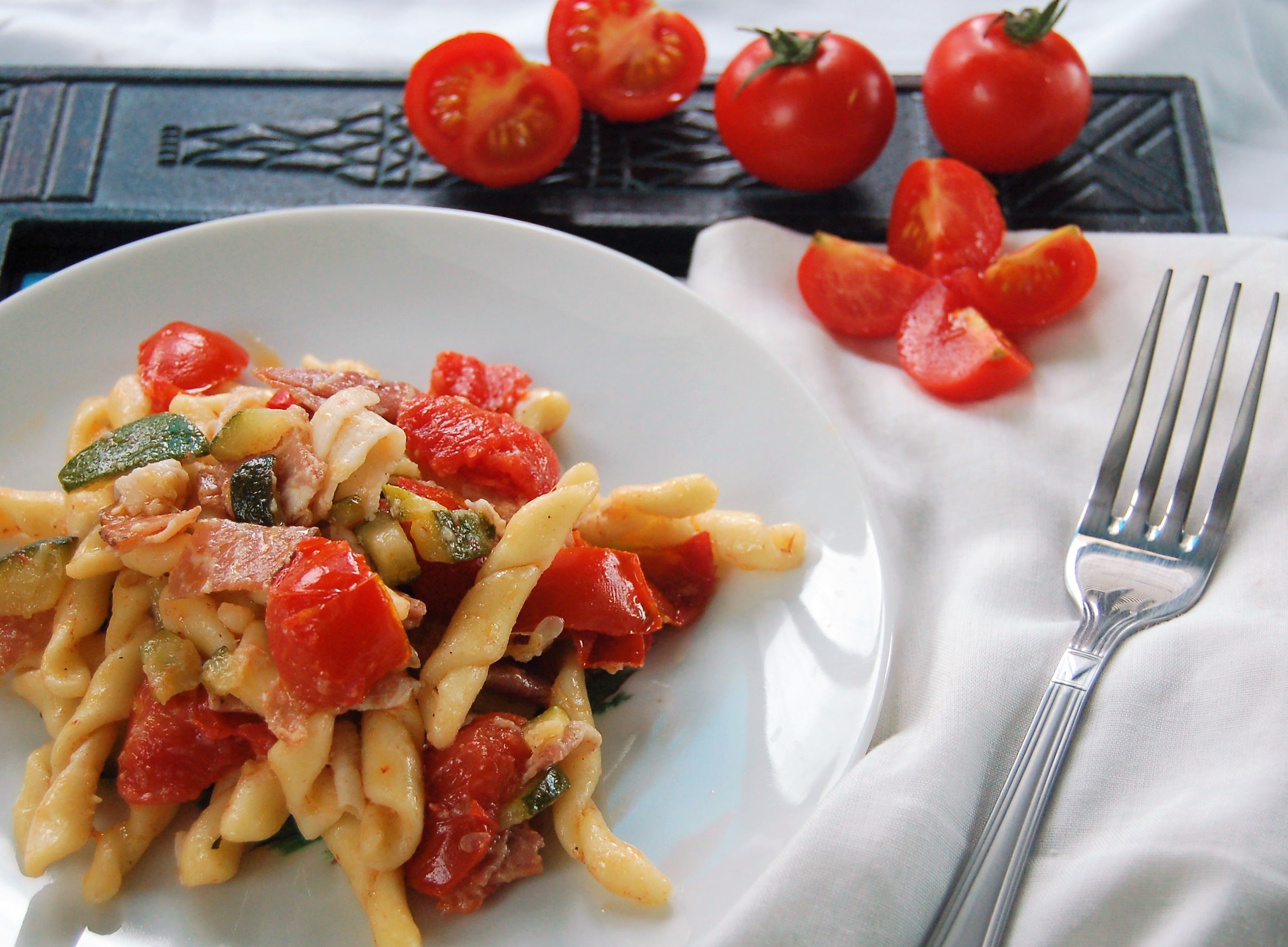 Fusilli avellinesi con speck zucchine e pomodorini