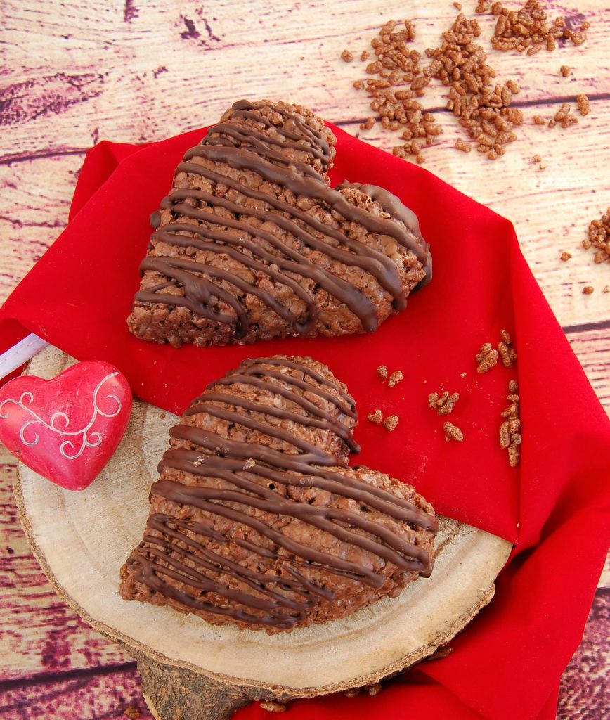 Cuori di riso soffiato e barrette Mars decorati con cioccolato fondente