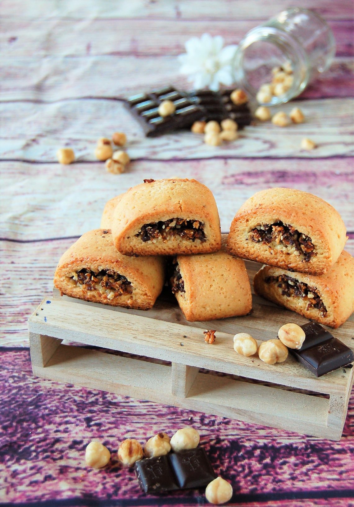 Biscotti ripieni di fichi secchi datteri e cioccolato