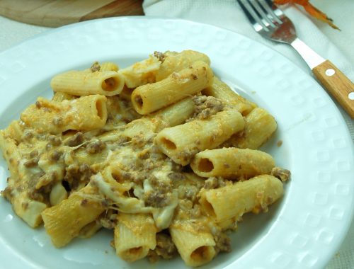 Rigatoni con Besciamella zucca e salsiccia